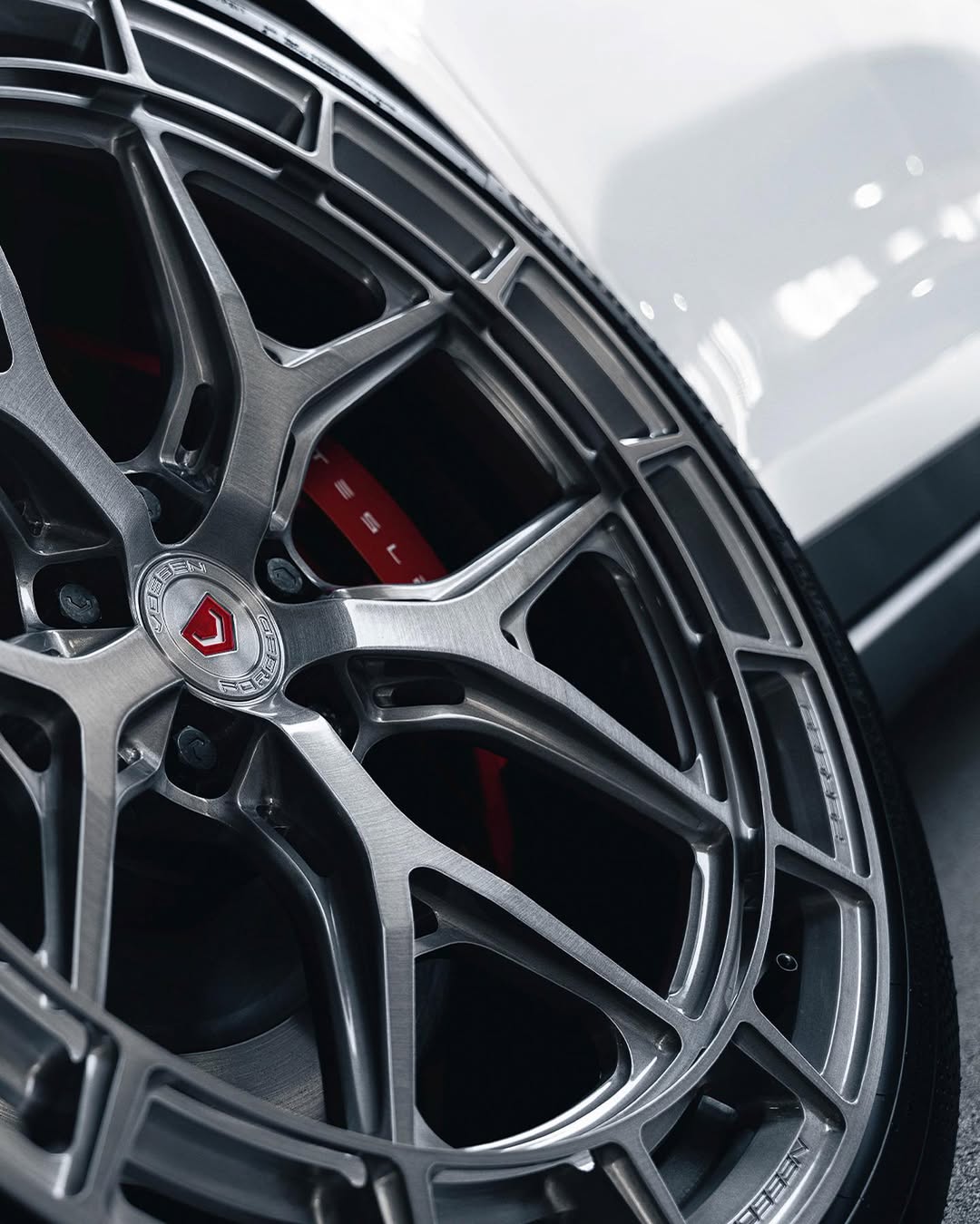 Tesla Model X Thumbnail 2