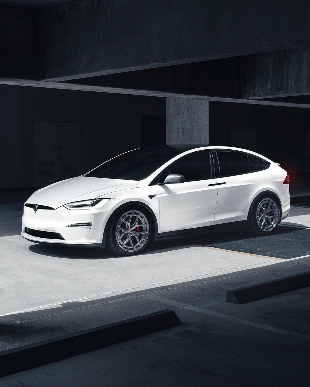 Tesla Model X Thumbnail 4